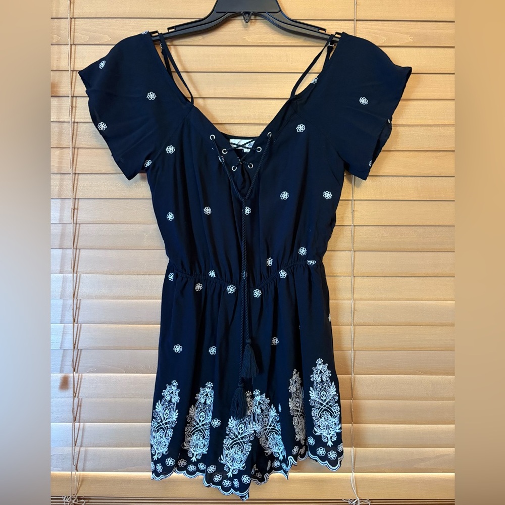 Love Tree NWOT Black Short Sleeve Tie Front with tassels Jumpsuit. Size medium - Picture 10 of 10